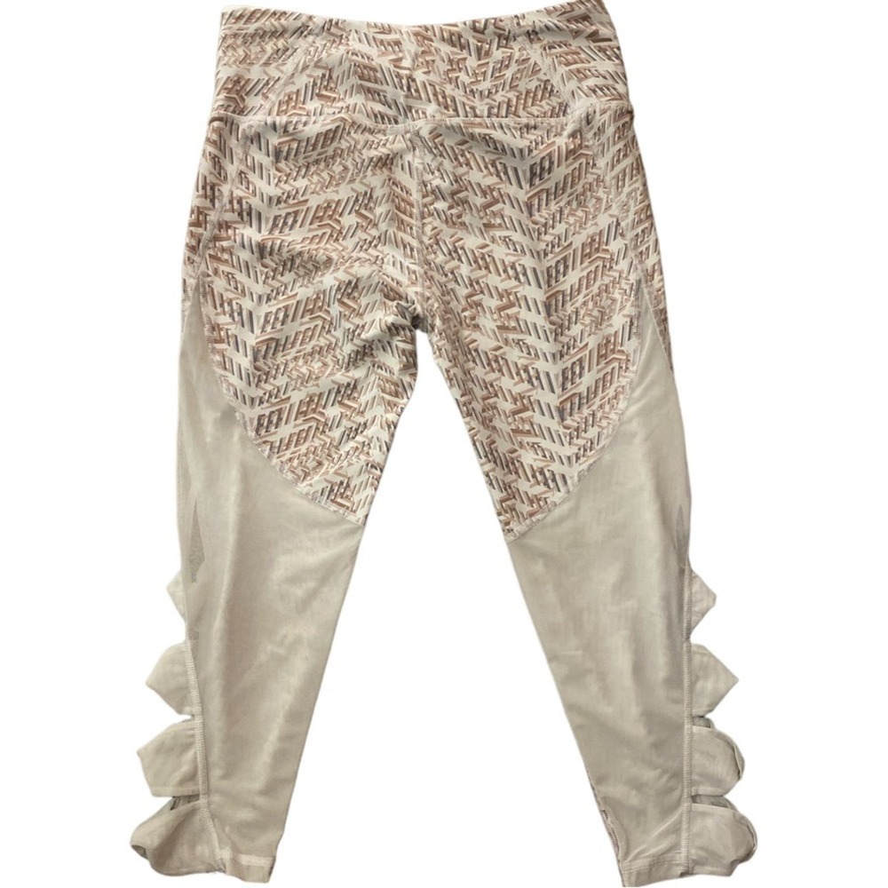 Victoria's Secret Knock Out White Pink workout Legging geometric bow medium crop - Picture 2 of 3